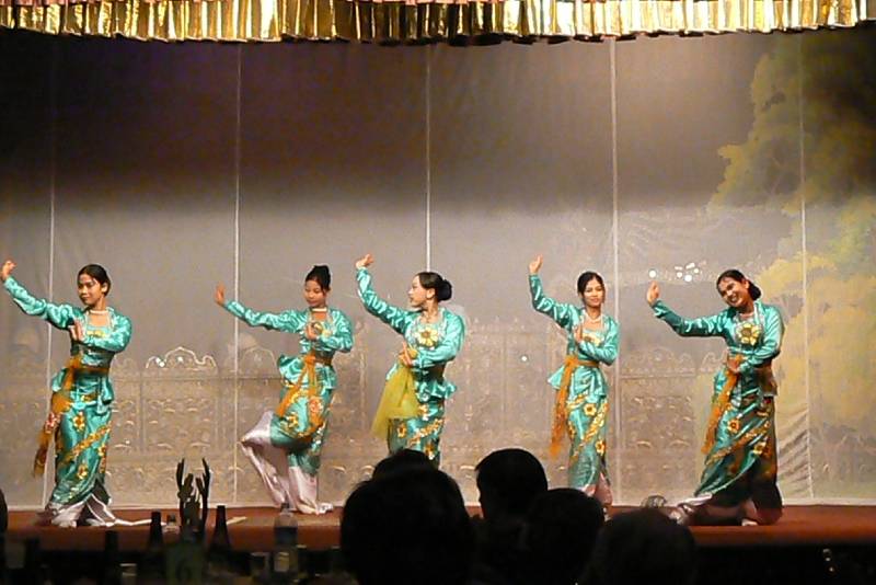 11 Ristorante con danze Yangoon